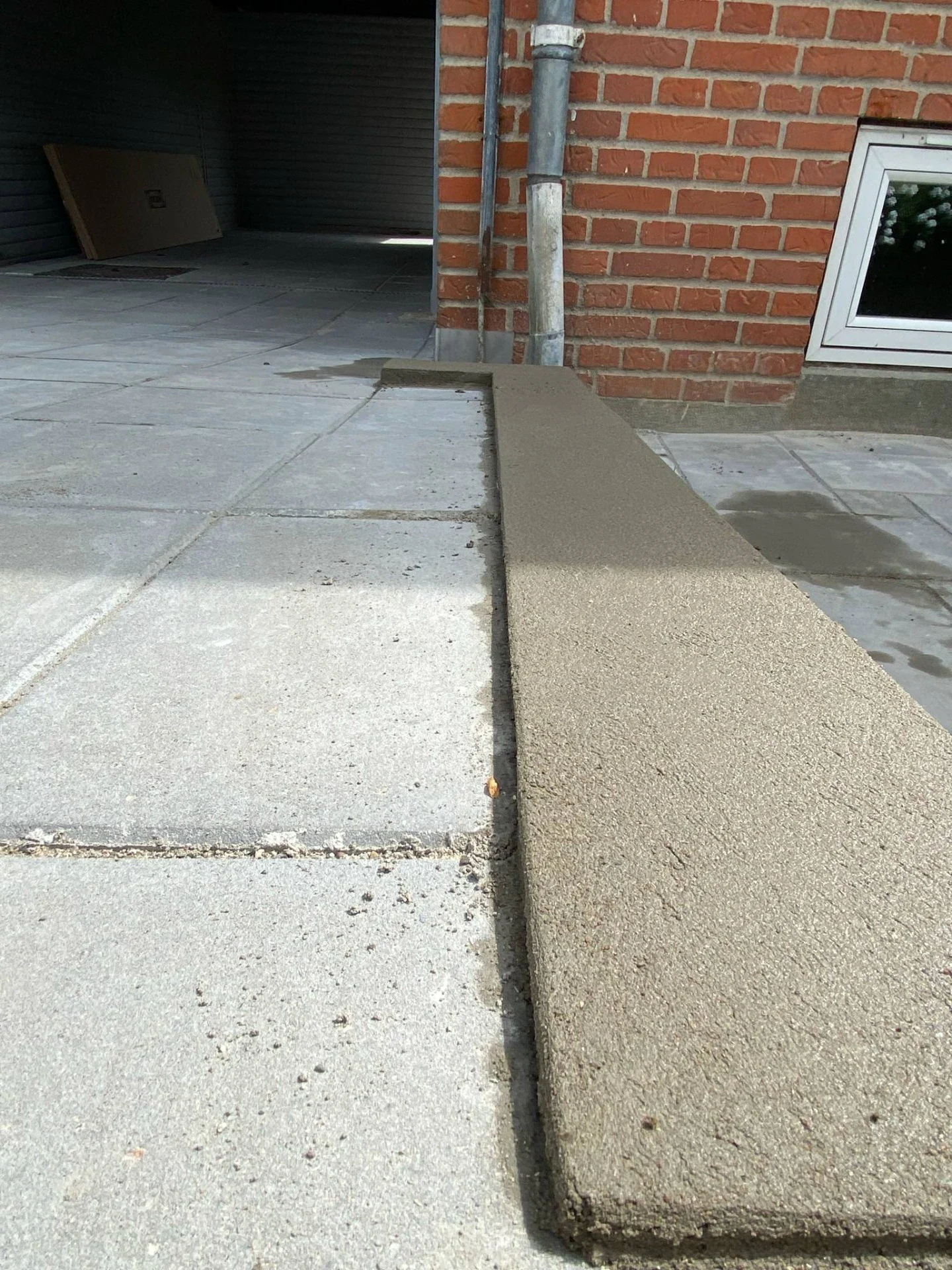 Nyt betonarbejde ved husets indkørsel og terrasse.