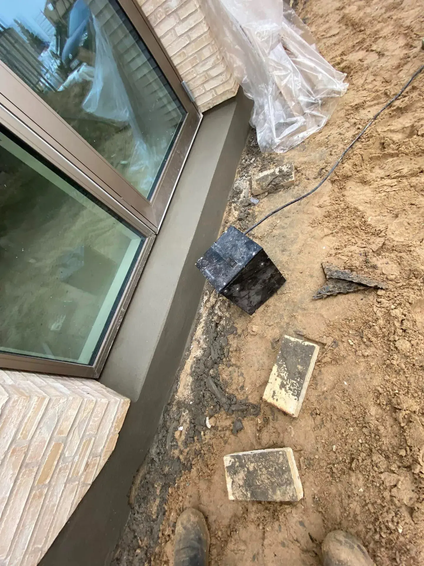 Nyudlagt beton ved vinduesramme under murerarbejde.