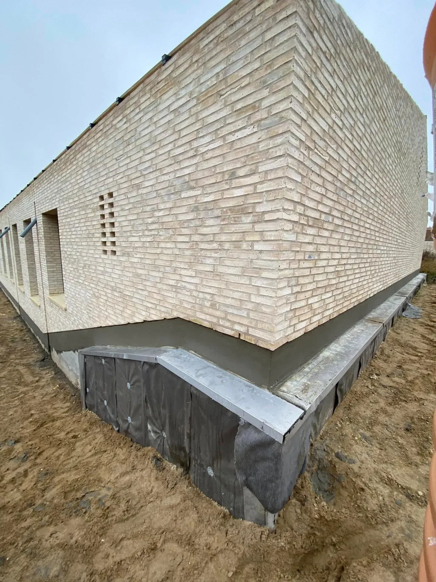 Nybygget hus med murede vægge og fundament.