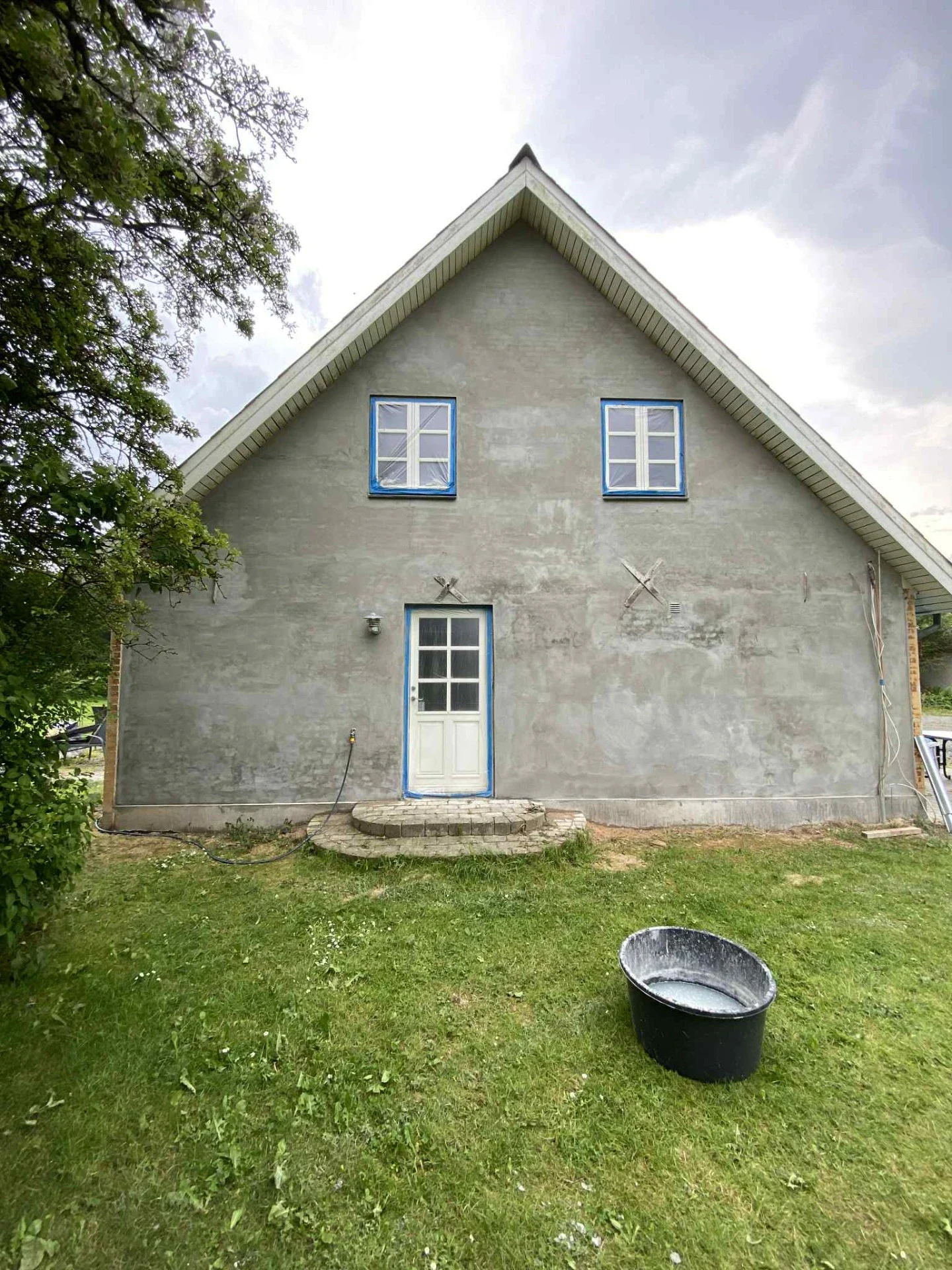 Færdiggørelse af husfacade med ny maling og renovering.
